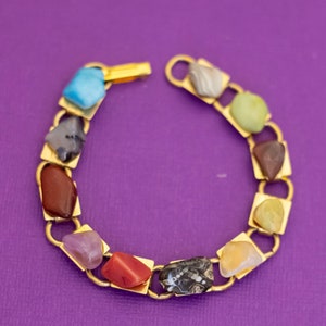 Pulsera de tono dorado con cuentas de piedra coloridas vintage de 7 pulgadas - Q30