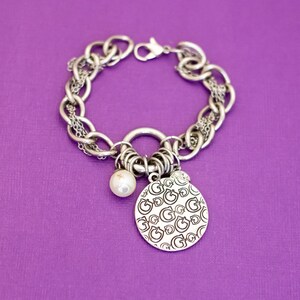 7 inch, Vintage Letter G Doodle Collage Charm Silver Tone Bracelet - Q38