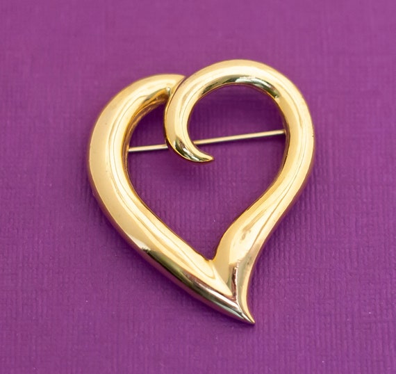 Vintage Minimalist Heart Gold Tone Brooch - Q16 - image 1