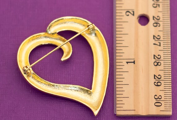 Vintage Minimalist Heart Gold Tone Brooch - Q16 - image 2