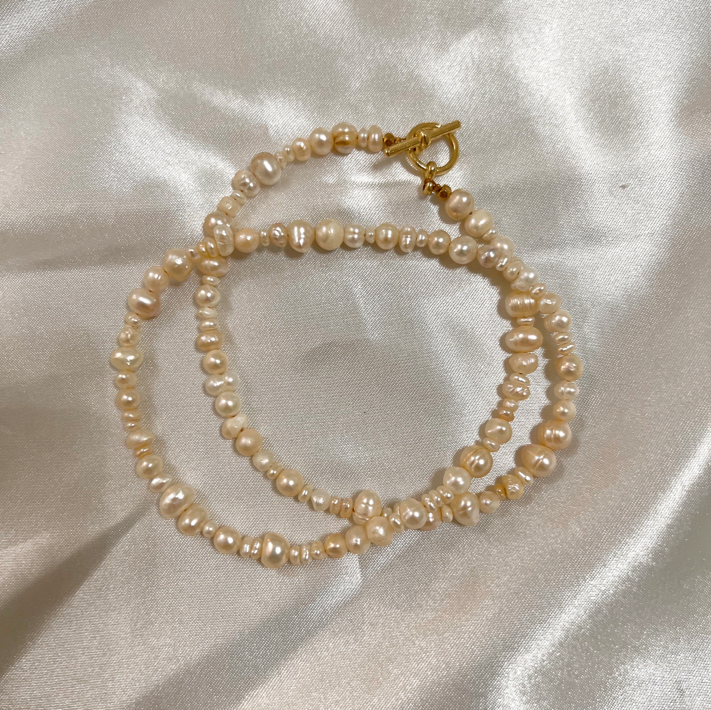 ブレスレット LESS IS MORE baby pearl necklace Less is more — always. 🤍 A delicate trio: freshwater pearl