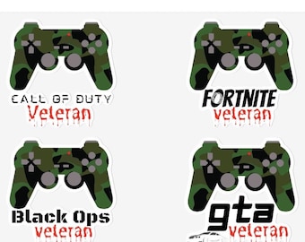 Puede incluir: Cuatro pegatinas de mando de videojuego de camuflaje verde con las palabras "Call of Duty Veteran", "Fortnite Veteran", "Black Ops Veteran" y "gta Veteran" en texto rojo y blanco.