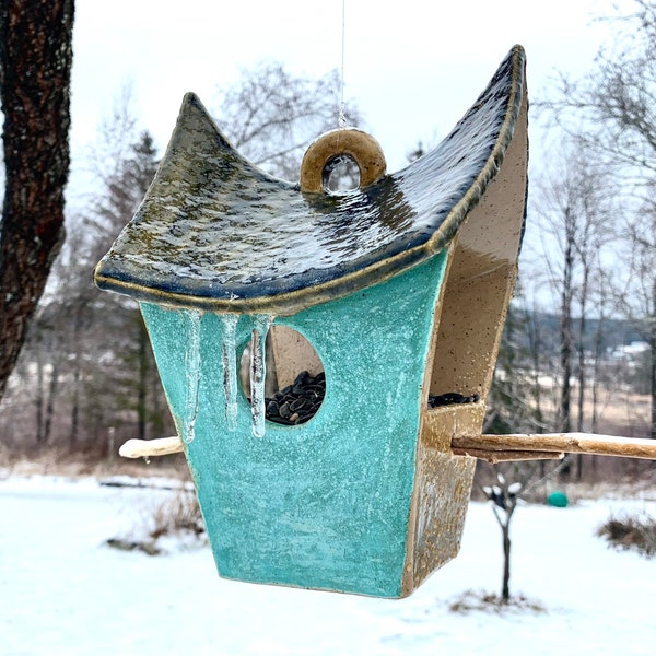 Mangeoire à oiseaux en céramique faite à la main, maison d’oiseaux, mangeoire à oiseaux en poterie suspendue, réalisée sur commande, ornement de jardin