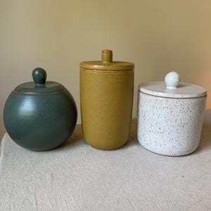 Handgjord keramisk modern behållare, burk, ask, behållare med lock