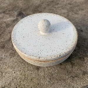 Récipient à couvercle moderne en céramique fait main, bocal White Salt