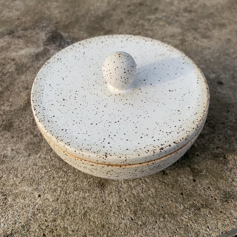 Récipient à couvercle moderne en céramique fait main, bocal White Salt