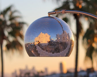 Disco Ball Arched Stehlampe: Von Hand platzierte Spiegel für funkelnden Glanz und Retro-Vibes