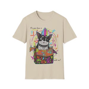 Puede incluir: Camiseta beige con un perro de dibujos animados con cresta colorida y collar de tachuelas, sentado en una caja decorada. La camiseta tiene el texto "Do you have a... with me?" rodeado de gráficos coloridos.