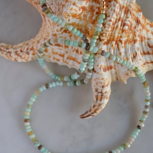 Aqua Blaue peruanische Opal Halskette mit Gold Filled Akzent Perlen. 26" Farben des Strandes!