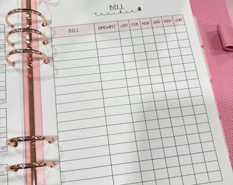 Puede incluir: Una agenda rosa con una inserción de seguimiento de facturas. La inserción tiene un encabezado que dice "BILL tracker" y columnas para "AMOUNT" y los meses del año. La agenda tiene anillos de oro rosa y una cubierta rosa.