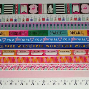 Puede incluir: Un conjunto de cinta washi colorida con varios diseños, incluyendo flamencos rosas, piñas, botellas de esmalte de uñas, barras de labios, corazones y torres Eiffel. La cinta también incluye texto como "You glow girl", "Dream big", "Cherish today", "Shine", "Sparkle", "Wild and Free", "Call today", "Appointment", "Bill due", "Meeting" y "To do".