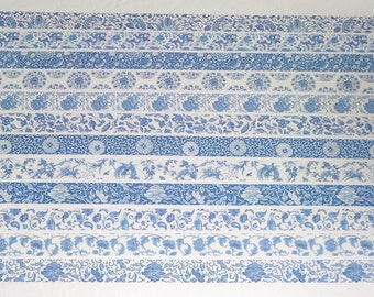 Puede incluir: Una colección de 14 cintas washi con patrones azules y blancos, con varios diseños florales y geométricos.