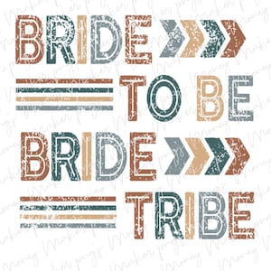 Puede incluir: Un diseño gráfico desgastado con el texto "Bride to Be" y "Bride Tribe" en marrón, azul verdoso y gris. El diseño incluye flechas y rayas.