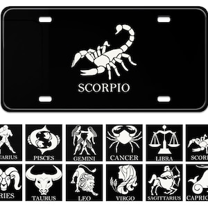 Peut inclure: Illustration en noir et blanc du signe du zodiaque Scorpion. Le signe est un scorpion avec une queue enroulée. Le mot "Scorpion" est écrit sous le scorpion.