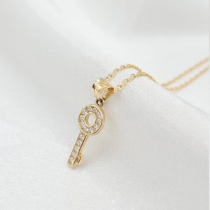Naszyjnik z kluczem miłosnym / Naszyjnik z kluczem z litego złota 14K / Wisiorek z diamentowym szlifem / Płaski łańcuszek / Prezent na Walentynki / Prezent urodzinowy dla niej!