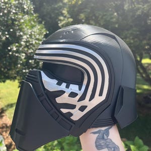 Réplique d'accessoire de casque Kylo | Casque de cosplay inspiré des étoiles | Accessoire de costume de super-héros | Présentoir à collectionner image 2