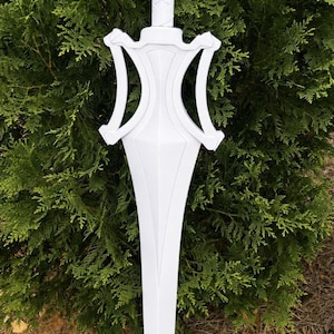 Puede incluir: Una espada de juguete blanca s&oacute;lida con una hoja puntiaguda, una guarda central con elementos decorativos curvos y un mango cil&iacute;ndrico con un patr&oacute;n de cuadr&iacute;cula. La empu&ntilde;adura tiene un peque&ntilde;o pomo redondeado y est&aacute; fabricada con un material blanco uniforme.