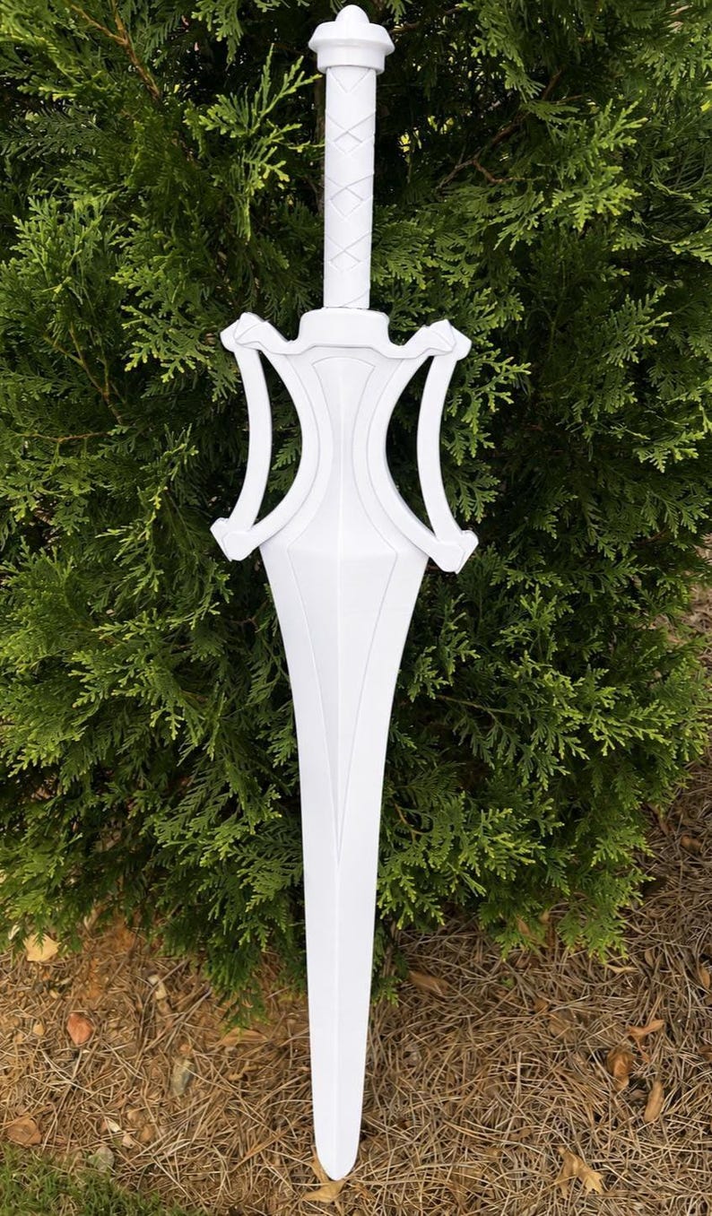 Puede incluir: Una espada de juguete blanca s&oacute;lida con una hoja puntiaguda, una guarda central con elementos decorativos curvos y un mango cil&iacute;ndrico con un patr&oacute;n de cuadr&iacute;cula. La empu&ntilde;adura tiene un peque&ntilde;o pomo redondeado y est&aacute; fabricada con un material blanco uniforme.
