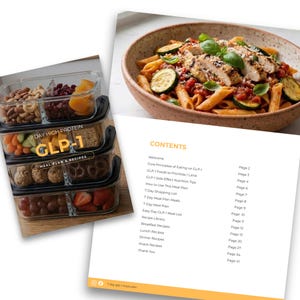 Puede incluir: Una gu&iacute;a de plan de comidas y recetas con el texto "7 DAY HIGH PROTEIN GLP-1 MEAL PLAN & RECIPES", un cuenco de pasta con calabac&iacute;n y pollo, y recipientes para preparar comidas con varios alimentos.