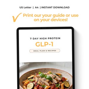 Puede incluir: Una tableta muestra un plan de comidas digital. La pantalla muestra "7 DAY HIGH PROTEIN GLP-1 MEAL PLAN & RECIPES". Encima de la tableta, el texto dice "US Letter | A4 | INSTANT DOWNLOAD" y "&iexcl;Imprime nuestra gu&iacute;a o &uacute;sala en tus dispositivos!"