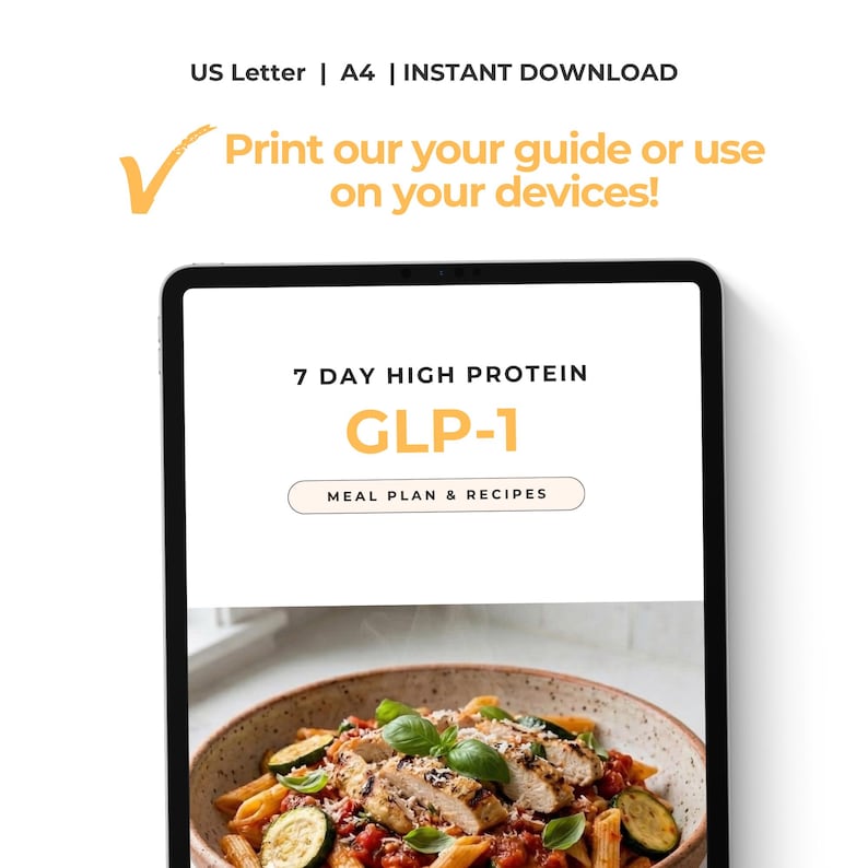 Puede incluir: Una tableta muestra un plan de comidas digital. La pantalla muestra "7 DAY HIGH PROTEIN GLP-1 MEAL PLAN & RECIPES". Encima de la tableta, el texto dice "US Letter | A4 | INSTANT DOWNLOAD" y "&iexcl;Imprime nuestra gu&iacute;a o &uacute;sala en tus dispositivos!"