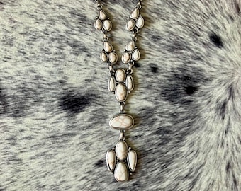 Collar de lazo de piedra blanca estilo occidental, colgante estilo concho de plata, joyería vaquera con estilo