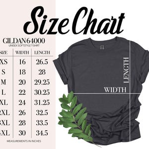 Pu&ograve; includere: Tabella delle taglie per una t-shirt unisex Gildan 64000 softstyle. La tabella mostra le misure di larghezza e lunghezza in pollici per le taglie XS a 4XL.