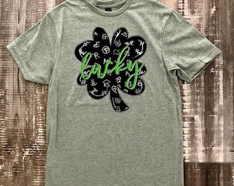 Camiseta Lucky Shamrock Cattle Brand, camiseta Western Cow Brands con un toque de humor occidental para el Día de San Patricio.