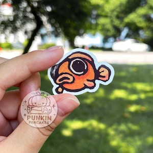 Schräger kleiner Fisch Sticker | Vinyl Aufkleber, Süßer Aufkleber, Fischaufkleber, Bunt
