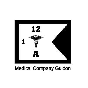 Op de afbeelding: Zwart-witte medische compagnie-guidon met het nummer 12, de letter A en een medisch symbool.