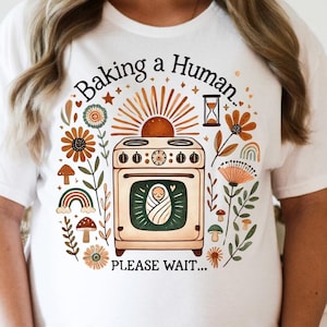 Camiseta Boho para Gravidez PNG Engraçada Gravidez PNG Anúncio Assando um Bebê Humano Revelação PNG Mãe para Ser PNG Camiseta para Barriga de Bebê PNG Camiseta para Maternidade