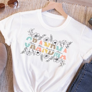 Plantillas PNG florales de línea de abuela personalizables, arte de línea floral nombre dividido personalizado Png, png botánico, imágenes prediseñadas florales, camisa del día de la madre png