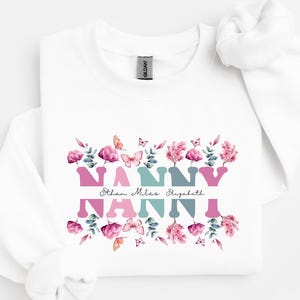 Modèle Png floral rose personnalisable de nounou pour les noms de petits-enfants chemise papillon anniversaire nounou Split nom personnalisé nounou chemise fête des mères Png