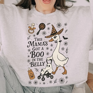 Camiseta de gravidez de ganso PNG, camiseta de barriga de bebê de ganso PNG, anúncio de gravidez fantasma, bebê chegando em breve, temporada assustadora PNG, bruxa grávida