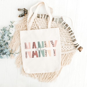 Plantillas PNG personalizables de niñera, diseños de sublimación de suéter y camisa de niñera con estampado de leopardo, niñera bohemia PNG, camiseta del Día de la Madre PNG, taza de abuela PNG