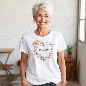 Pode incluir: Camiseta branca com um design de cora&ccedil;&atilde;o floral que diz "Grammy" e inclui os nomes Georgia, Jules, Emily e Willow.