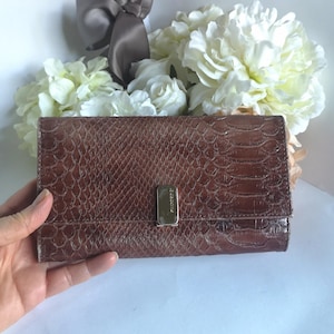 Hellbraune Brieftasche, Brieftasche aus Schlangenleder, Designer Trifold Geldhalter, Brieftasche aus Kunstleder, Liz Claidose Design, Ausweis- und Kartenfächer
