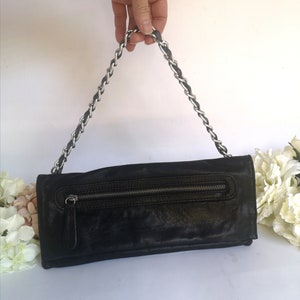 Pochette en cuir noir, convertible en sac à main, sac à main de créateur minimaliste, pochette de soirée, sac rabattable rétro, oeuvre d'art en bois