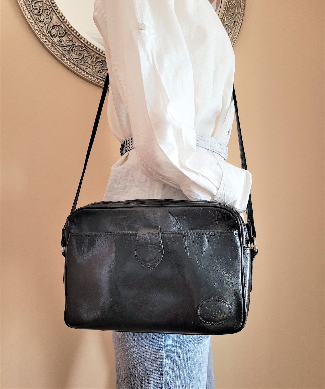 Vintage Black Leather Crossbody Purse: Unisex Satchel Handbag, foto 4 di 5