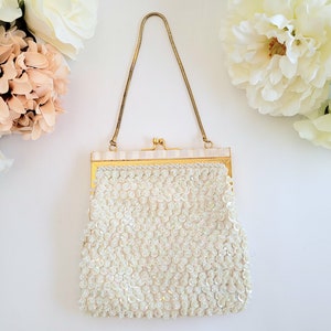 Bolso elegante con cuentas, bolso de mano con lentejuelas, bolso de muñeca en blanco roto y dorado, clutch de diseñador formal, forrado en satén con detalle de nácar sintético y cierre de boquilla.