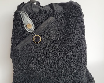 Boho zwarte schoudertas van imitatiebont met trekkoord | Retro handtas imitatie Perzische lamswol