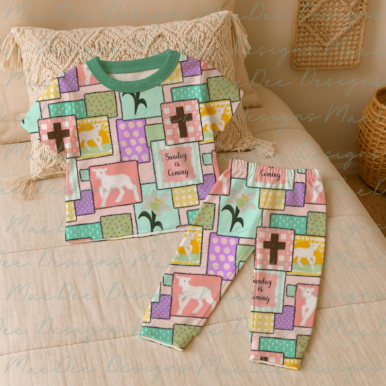 Może przedstawiać: Kolorowy zestaw piżamowy dla dzieci z patchworkowym wzorem. Zestaw zawiera top z kr&oacute;tkim rękawem i spodnie, z krzyżami, jagniętami oraz tekstem "Sunday is Coming" i "Coming". Paleta kolor&oacute;w obejmuje pastele.