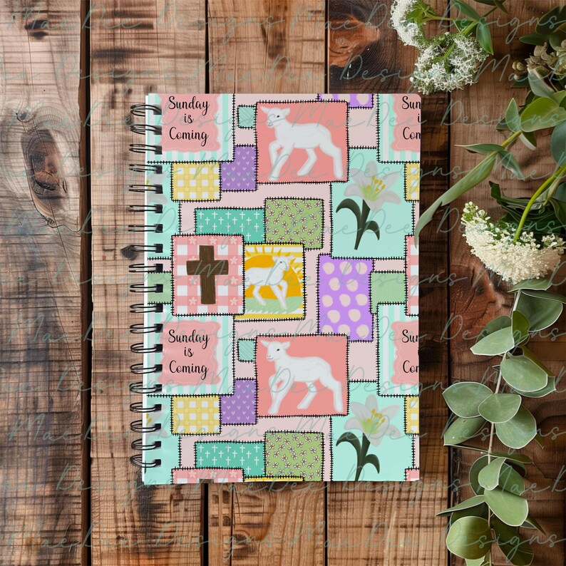 Może przedstawiać: Spiralny notatnik z patchworkowym wzorem przedstawiającym jagnięta, krzyże i elementy kwiatowe. Okładka notatnika zawiera tekst "Sunday is Coming" w ozdobnej czcionce. Paleta kolor&oacute;w obejmuje pastelowy r&oacute;ż, zieleń, fiolet i ż&oacute;łty.