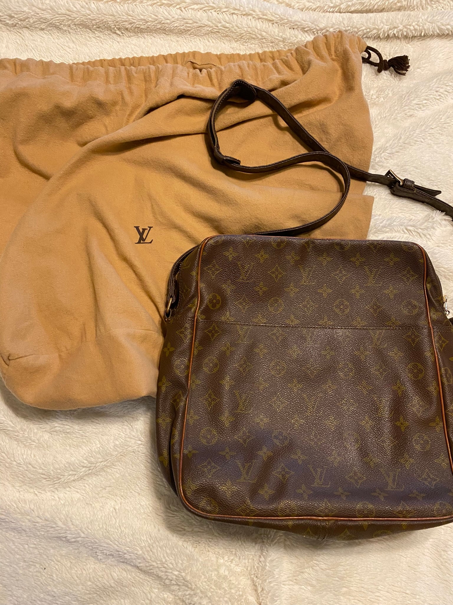 Louis Vuitton Vintage Authentic Monogram Shoulder Bag Nile MM 2012 For Sale  at 1stDibs  authentic vintage louis vuitton, sell vintage louis vuitton bag,  louis vuitton shoulder bags 2012