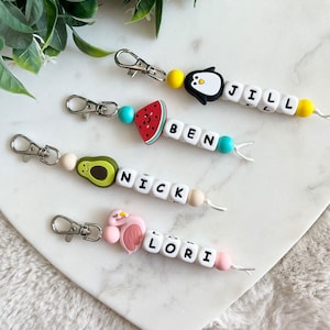 Porte-clés avec nom personnalisé pour sac | Retour à l'école | Cadeau pour professeur | Porte-clés pour enfants | Étiquette de sac | Porte-clés avocat | porte-clés vache | Tirette