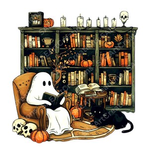 Puede incluir: Un fantasma blanco leyendo un libro en un sill&oacute;n marr&oacute;n frente a una estanter&iacute;a llena de libros. Hay calabazas, velas y un gato negro en el suelo.