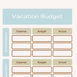 Pu&ograve; includere: Un modello di budget per le vacanze blu chiaro e beige con il titolo "Vacation Budget". Il modello include sezioni per alloggio e trasporto, con colonne per spese, budget e costi effettivi. Lo sfondo &egrave; beige chiaro.