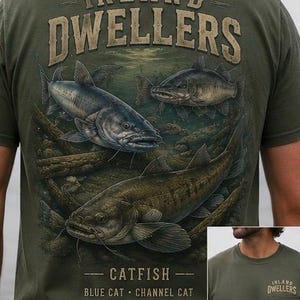 Puede incluir: Una camiseta verde oliva con un gráfico grande en la espalda de tres bagres nadando entre troncos sumergidos. El texto dice INLAND DWELLERS, CATFISH, BLUE CAT, CHANNEL CAT y FLATHEAD CAT. Una versión más pequeña aparece en el bolsillo frontal.