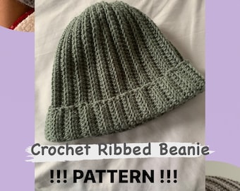 Könnte beinhalten: Eine gehäkelte Rippenmütze in dunkelgrün. Die Mütze ist mit einem einfachen Stichmuster gearbeitet und hat eine lockere Passform. Das Bild enthält den Text "Crochet Ribbed Beanie!!! PATTERN !!!"