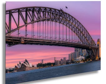 Levendige zonsondergang boven Harbour Bridge en het Opera House, New South Wales, prachtige kleuren over de skyline van de stad en iconische bezienswaardigheden